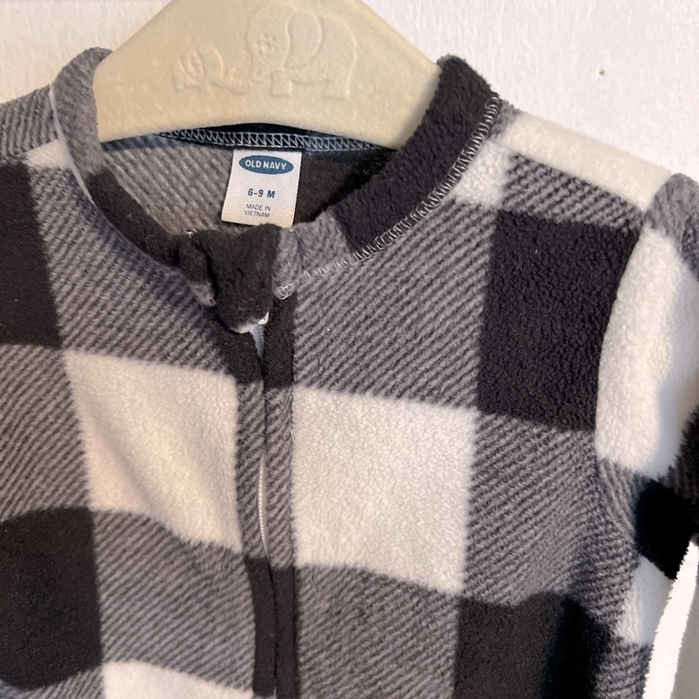 Old Navy Fleece Black and White Checkered Sleeper|Size:3-6months/6-9months - Picture 13 of 14